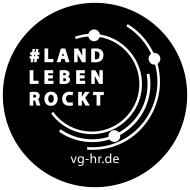 Logo Landlebenrockt als Button mit schwarzem Hintergrund, darauf in weißer Schrift in der Mitte # Landlebenrockt, außen die 3 offenen Kreise vom Logo der VG Herrstein-Rhaunen