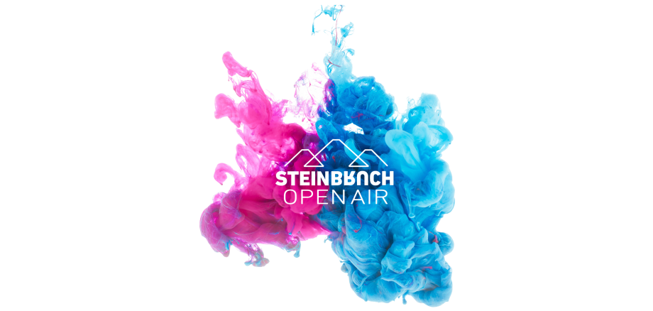 Logo Steinbruch Open-Air 2 Farbwolken (offen gestaltet) in pink und blau, in der Mitte mit weißer Schrift Text Steinbruch OpenAir und darüber dargestellt 3 Berge