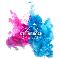 2 Farbwolken (offen gestaltet) in pink und blau, in der Mitte mit weißer Schrift Text Steinbruch OpenAir und darüber dargestellt 3 Berge