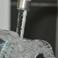Wasserhahn mit fließendem Wasser
