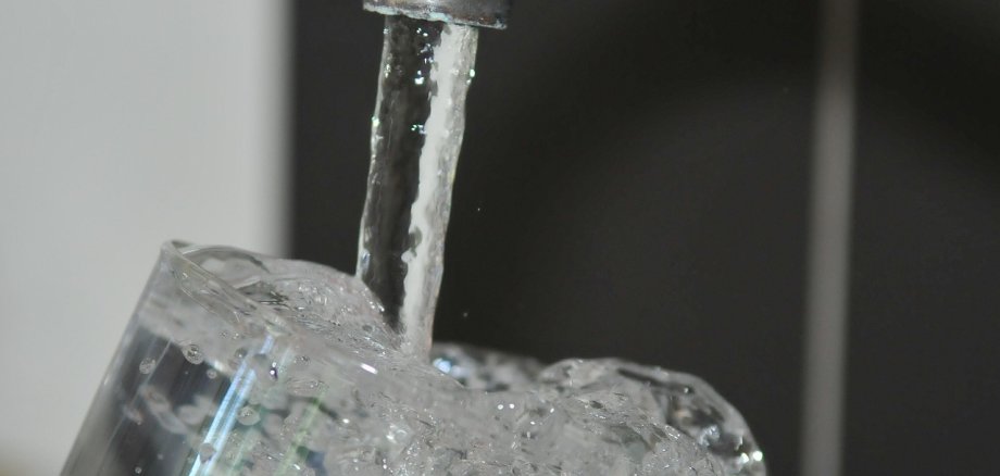 Wasserhahn mit fließendem Wasser