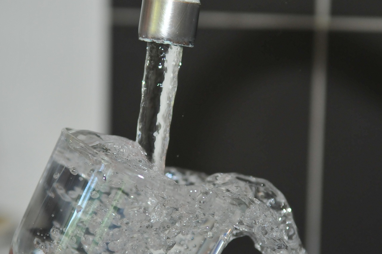 Wasserhahn mit fließendem Wasser