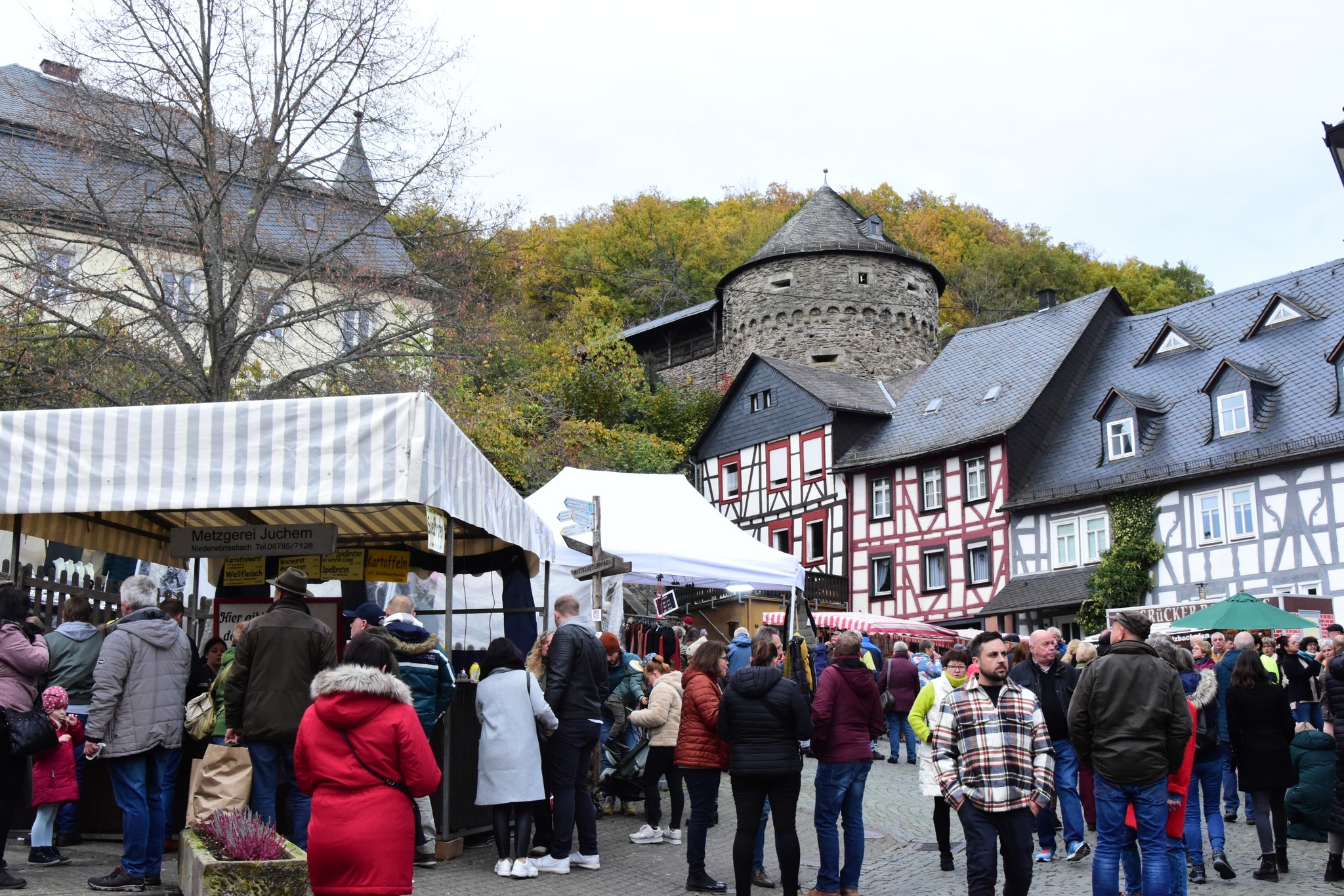 Martinimarkt Herrstein Fotografie am Rodesplatz anlässlich Martinimarkt am 1. Novemberwochenende mit Ständen und Marktgeschehen, Schinderhannesturm im Hintergrund