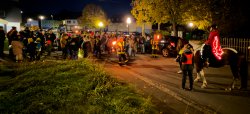 Martinsumzug Mörschied Menschenmenge bei einem abendlichen Martinsumzug mit Laternen und einem Reiter auf einem Pferd mit Lichterkette
