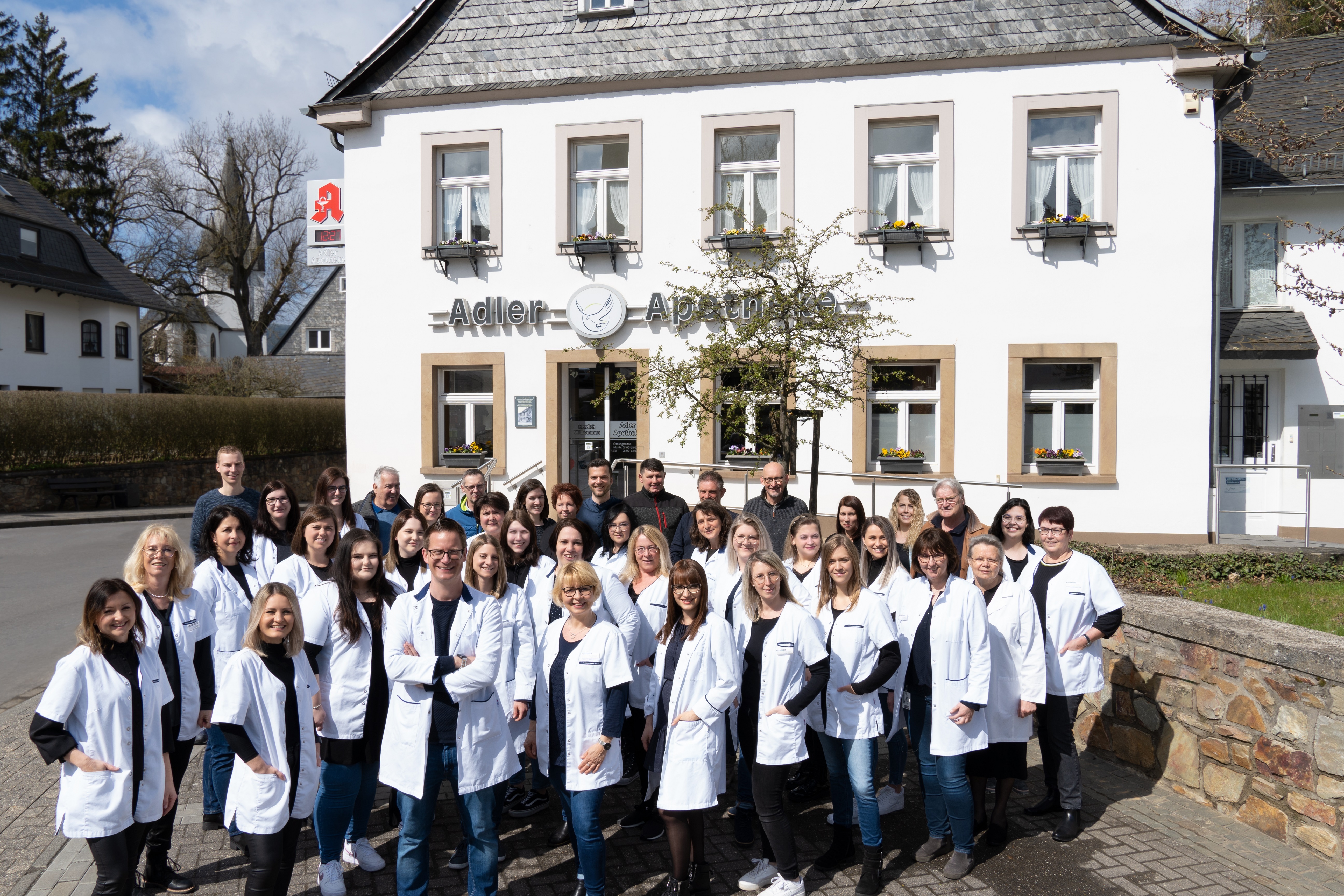 Teamfoto Adler-Apotheke Fotografie des Teams der Adler-Apotheke vor dem Gebäude