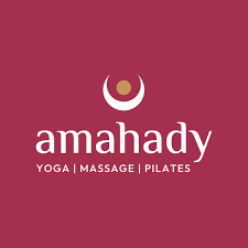 Logo Amahady Logo rot mit Schriftzug Amahady, darunter in kleinerer Schrift Yoga/Massage/Pilates