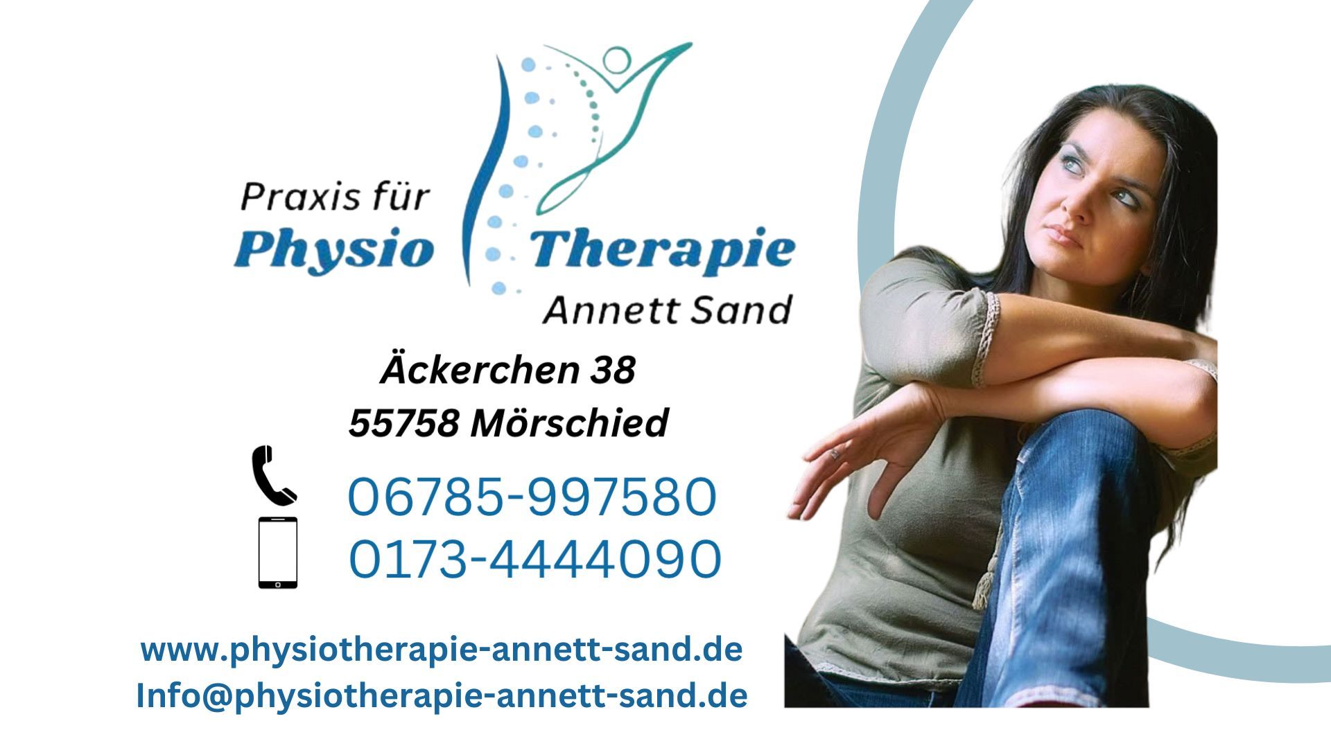 Physiotherapie Annett Sand zu sehen sind am rechten Bildrand eine Fotografie von Annett Sand, links daneben steht Praxis für Physiotherapie Annett Sand mit allen Kontaktdaten (Telefon, Handy, Adresse,Mail, Internetauftritt)