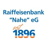 Logo mit Schriftzug in blau "Raiffeisenbank "Nahe" eg, darunter in orange geschwungen "seit" und darunter die Zahl 1896 (3/4 in blau, unten 1/4 in orange)