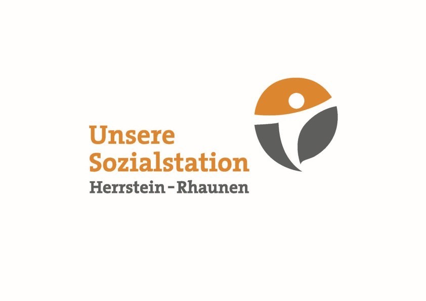 Text Unsere Sozialstation in organger Farbe, darunter Text Herrstein-Rhaunen in grauer Farbe