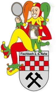 Logo Bunte Narrenkappe mit drei Spitzen, sitzende Figur in rot-gelber Kleidung hält Spiegel, Eule auf Brust, darunter Wappen mit rotem Schachbrettmuster und schwarzen Bergbausymbolen, Text 'Fischbach a. d. Nahe