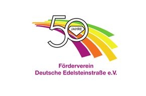 Regenbogen mit Zahl 50 in der Mitte, in der 0 ist ein Diamant zu sehen, darunter Schriftzug Förderverein Deutsche Edelsteinstrasse