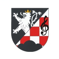 das logo ist diagonal geteilt, links oben auf schwarzem hintergrundist ein weißes Fabeltier zu sehen mit goldener krone, rechts unten sind rote und weiße kacheln sowie ein schwarzer notenschlüssel und ein teil einer schwarzen wolke