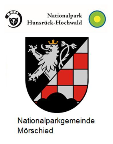 Wappen OG Mörschied Im oberen Bereich findet man das Logo des Nationalpark Hunsrück-Hochwald, bestehend aus dem keltischen Knoten und der historischen Darstellung einer Katze, kombiniert mit der signifikanten Schwanzmaserung der ortsansässigen Wildkatze, spiegelt all das in einem minimalistischen Design wider. Das Logo der Keltenkatze wurde von keltischen Symbolen und Tierdarstellungen inspiriert. Auf diese Weise verbindet es die Geschichte der Region und ihrer Bewohner mit der Natur und Tierwelt. das Wappen darunter ist diagonal geteilt, links oben auf schwarzem hintergrund ist ein weißes Fabeltier zu sehen mit goldener krone, rechts unten sind rote und graue kacheln und ein teil einer schwarzen wolke