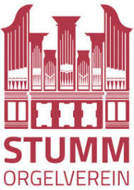 Logo Stumm Orgelverein Logo Stumm Orgelverein in rot wird eine typische Stumm-Orgel mit Pfeifen dargestellt, darunter als Schriftzug der Name Stumm Orgelverein