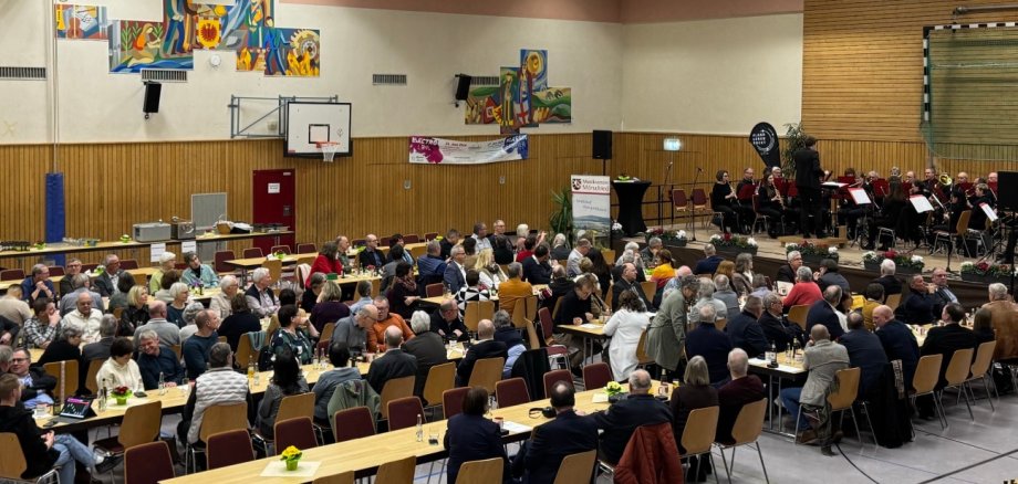 Bild der zu Ehrenden mit dem Musikverein Mörschied Bild der zu Ehrenden mit dem Musikverein Mörschied