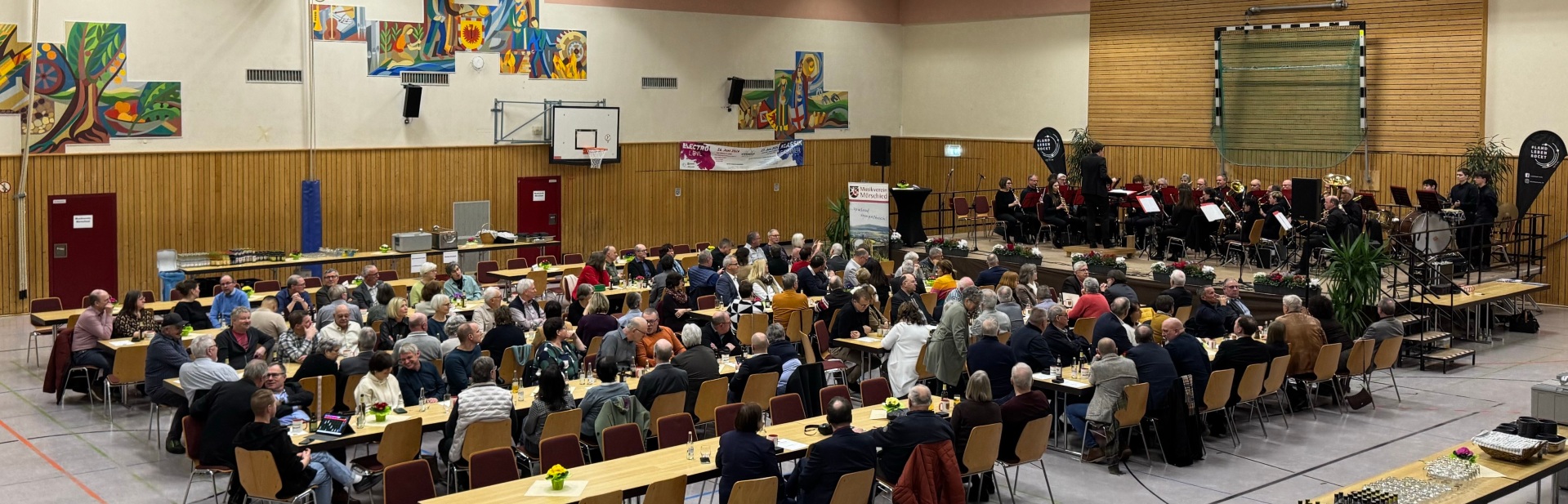 Bild der zu Ehrenden mit dem Musikverein Mörschied