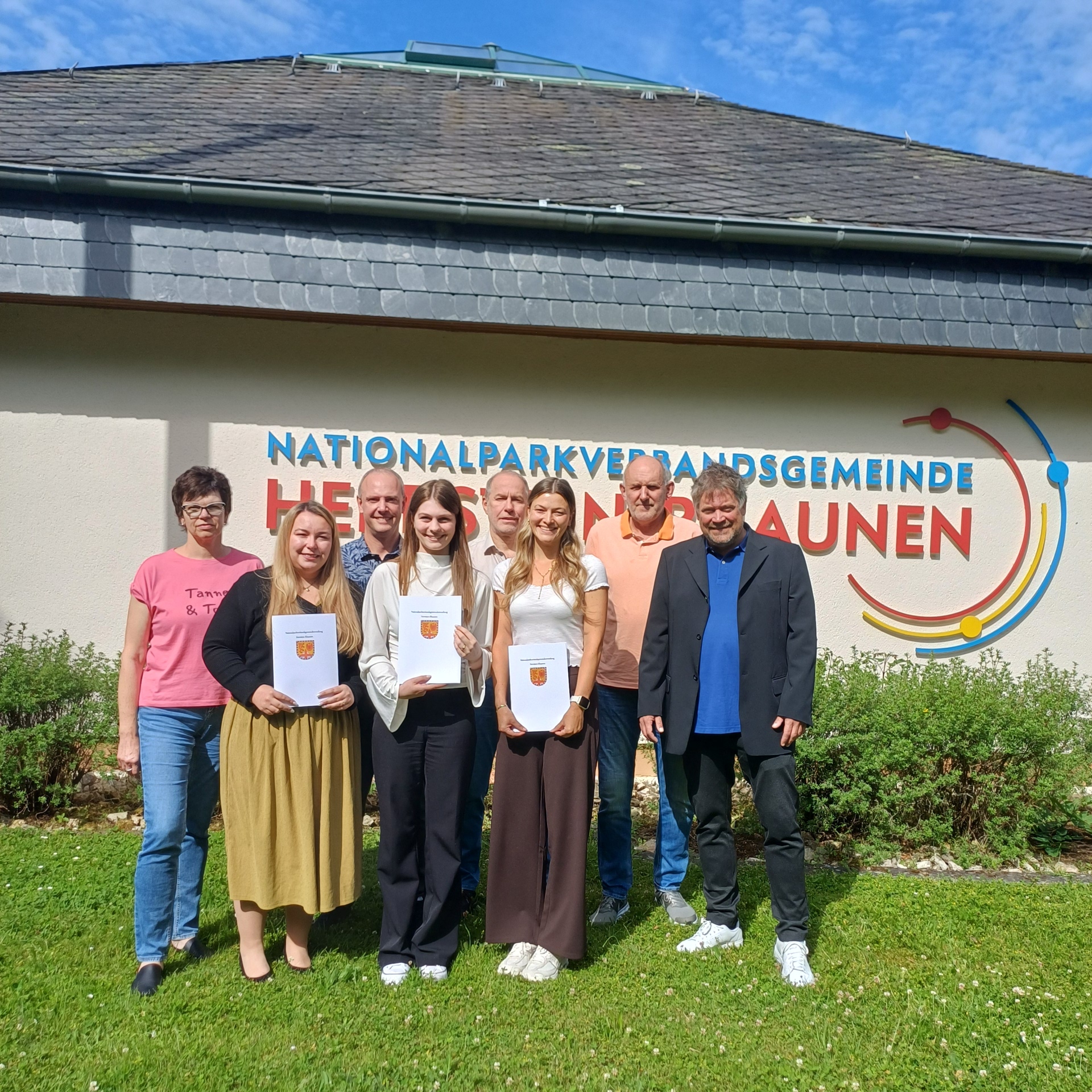 Personengruppe vor dem Verwaltungsgebäude in Herrstein Von links nach rechts: Fachgruppenleiterin Petra Jung, Oberinspektorin Davina Groß, Fachbereichsleiter Markus Ackermann, Obersekretärin Lea Schäfer, stellvertr. Fachbereichsleiter Jochen Brack, Inspektorin Angelika Shilinski, Personalratsvorsitzender Ralf Gebert und Bürgermeister Markus Schulz