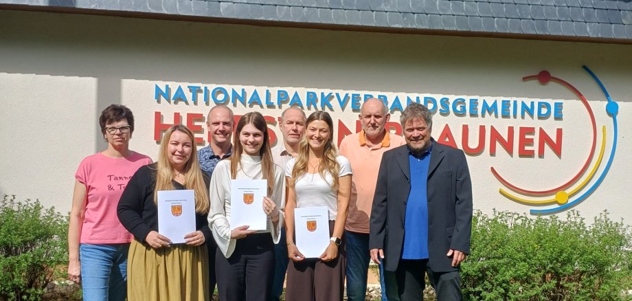 Personengruppe vor dem Verwaltungsgebäude Personengruppe vor dem Verwaltungsgebäude in Herrstein Von links nach rechts: Fachgruppenleiterin Petra Jung, Oberinspektorin Davina Groß, Fachbereichsleiter Markus Ackermann, Obersekretärin Lea Schäfer, stellvertr. Fachbereichsleiter Jochen Brack, Inspektorin Angelika Shilinski, Personalratsvorsitzender Ralf Gebert und Bürgermeister Markus Schulz