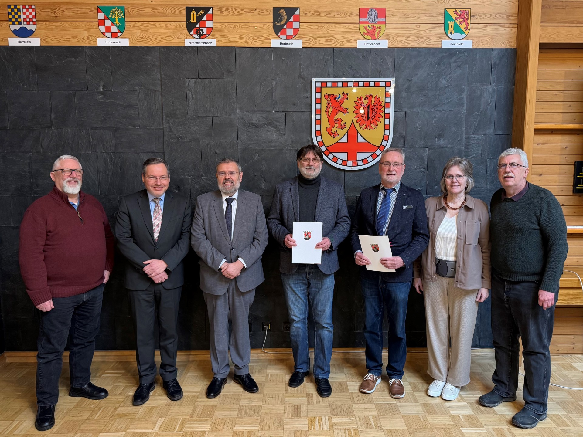 von links nach rechts: Alfred Reicherts (1. Beigeordneter), Bernd Jungmann (Geschäftsleiter des Amtsgerichtes Idar-Oberstein), Johannes Pfeiffer (Direktor des Amtsgerichts Idar-Oberstein), Michael Hippeli (stellvertretender Schiedsmann), Rudi Röper (Schiedsmann), Susanne Müller (Beigeordnete) und Uwe Weber (Bürgermeister der Verbandsgemeinde Herrstein-Rhaunen) bei der Ernennung der Schiedspersonen