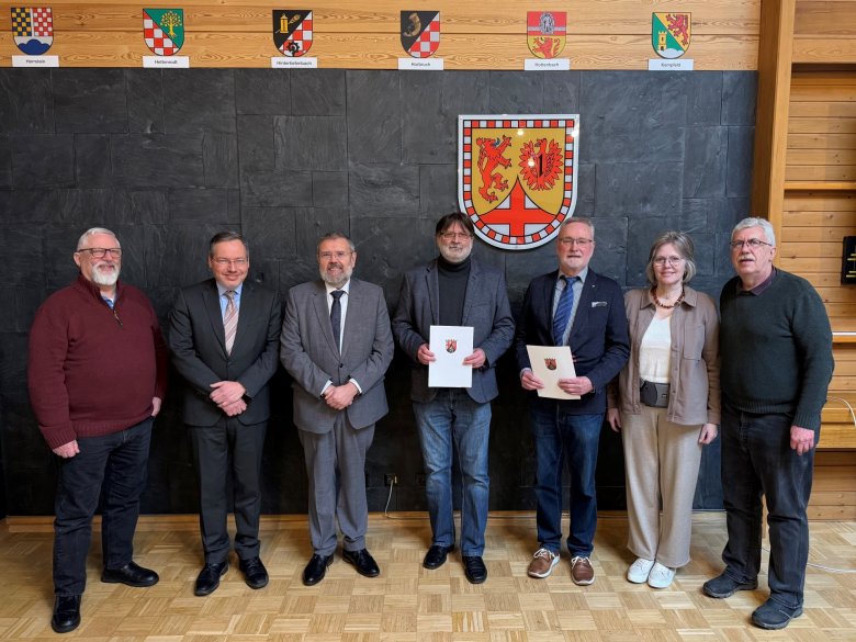 von links nach rechts: Alfred Reicherts (1. Beigeordneter), Bernd Jungmann (Geschäftsleiter des Amtsgerichtes Idar-Oberstein), Johannes Pfeiffer (Direktor des Amtsgerichts Idar-Oberstein), Michael Hippeli (stellvertretender Schiedsmann), Rudi Röper (Schiedsmann), Susanne Müller (Beigeordnete) und Uwe Weber (Bürgermeister der Verbandsgemeinde Herrstein-Rhaunen) bei der Ernennung der Schiedspersonen