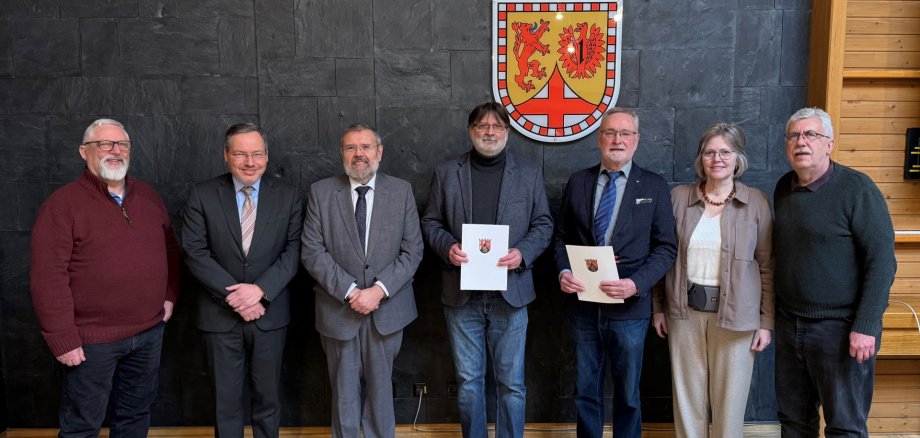von links nach rechts: Alfred Reicherts (1. Beigeordneter), Bernd Jungmann (Geschäftsleiter des Amtsgerichtes Idar-Oberstein), Johannes Pfeiffer (Direktor des Amtsgerichts Idar-Oberstein), Michael Hippeli (stellvertretender Schiedsmann), Rudi Röper (Schiedsmann), Susanne Müller (Beigeordnete) und Uwe Weber (Bürgermeister der Verbandsgemeinde Herrstein-Rhaunen) bei der Ernennung der Schiedspersonen