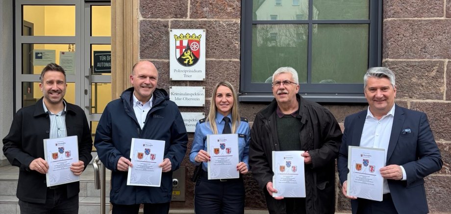 Unterzeichnung der Sicherheitspartnerschaftsurkunde durch die Polizei, die Stadt Idar-Oberstein, dem Nationalparklandkreis Birkenfeld und der Verbandsgemeinde Herrstein-Rhaunen Unterzeichnung der Sicherheitspartnerschaftsurkunde durch die Polizei, die Stadt Idar-Oberstein, dem Nationalparklandkreis Birkenfeld und der Verbandsgemeinde Herrstein-Rhaunen