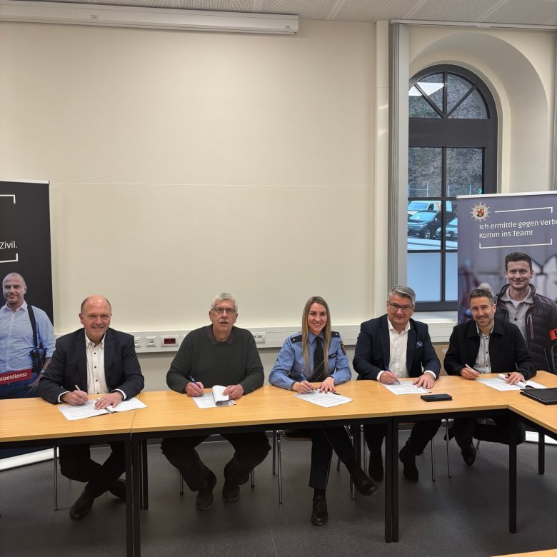 Unterzeichnung der Sicherheitspartnerschaftsurkunde durch die Polizei, die Stadt Idar-Oberstein, dem Nationalparklandkreis Birkenfeld und der Verbandsgemeinde Herrstein-Rhaunen Unterzeichnung der Sicherheitspartnerschaftsurkunde durch die Polizei, die Stadt Idar-Oberstein, dem Nationalparklandkreis Birkenfeld und der Verbandsgemeinde Herrstein-Rhaunen
