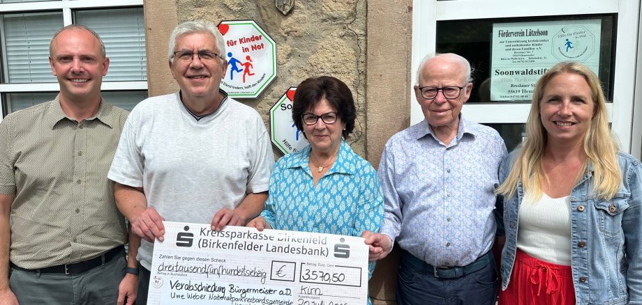 Spendenübergabe an den Förderverein Lützelsoon e.V. Spendenübergabe an den Förderverein Lützelsoon e.V.