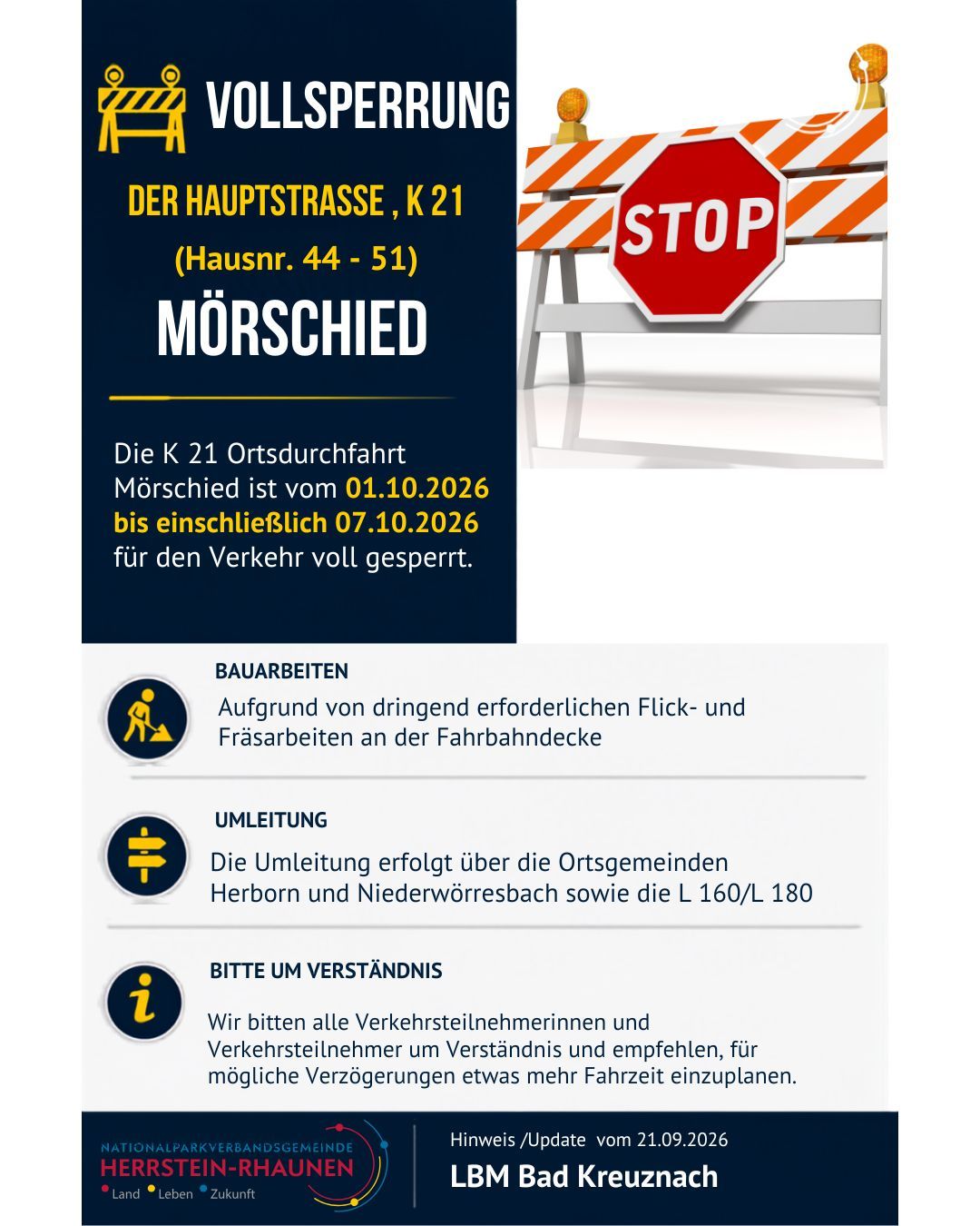 Verkehrsschild mit Stoppschild vor Absperrung und Text zur Vollsperrung der Hauptstraße K 21 in Mörschied vom 1. bis 7. Oktober 2026 mit Informationen zu Bauarbeiten und Umleitung über Herborn, Niederwörresbach, L 160 und L 180