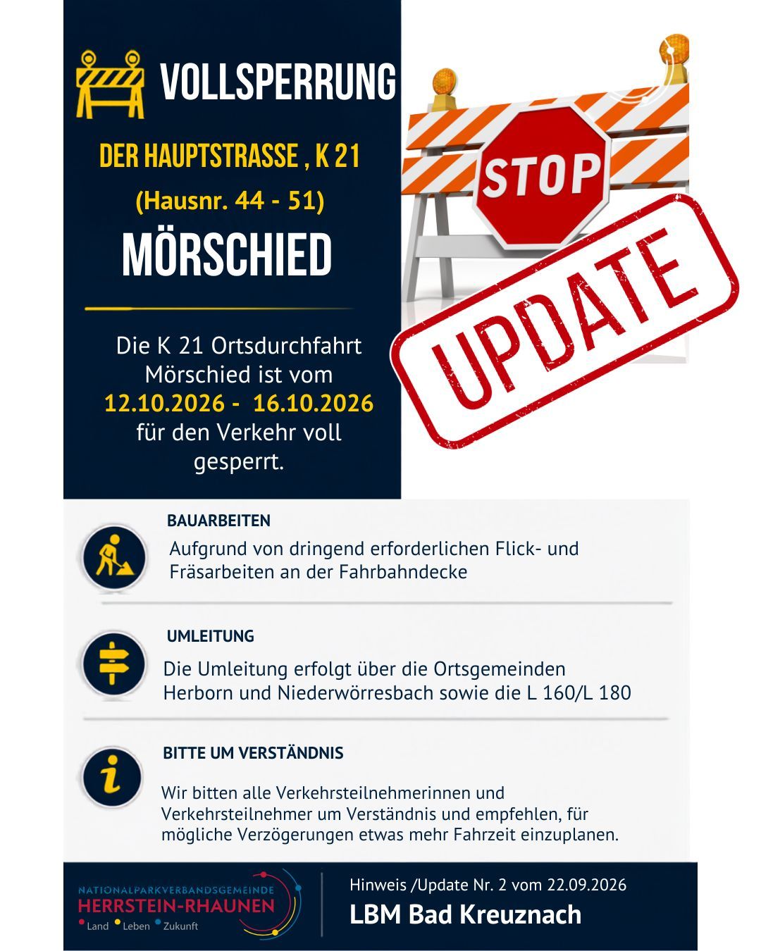 Verkehrsschild mit Stoppschild vor Absperrung und Text zur Vollsperrung der Hauptstraße K 21 in Mörschied vom 1. bis 7. Oktober 2026 mit Informationen zu Bauarbeiten und Umleitung über Herborn, Niederwörresbach, L 160 und L 180