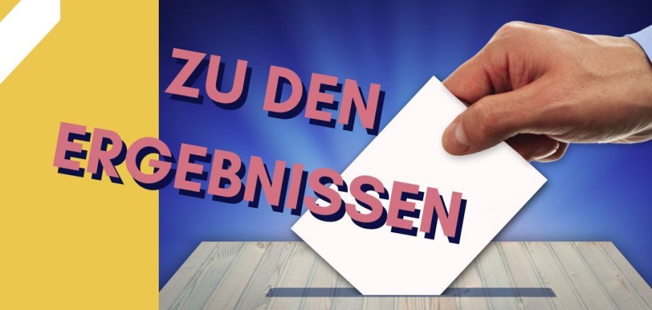 Fotografie von Wahlurne in welche gerade ein Wahlzettel eingeworfen wird. Text "zu den Wahlergebnissen"