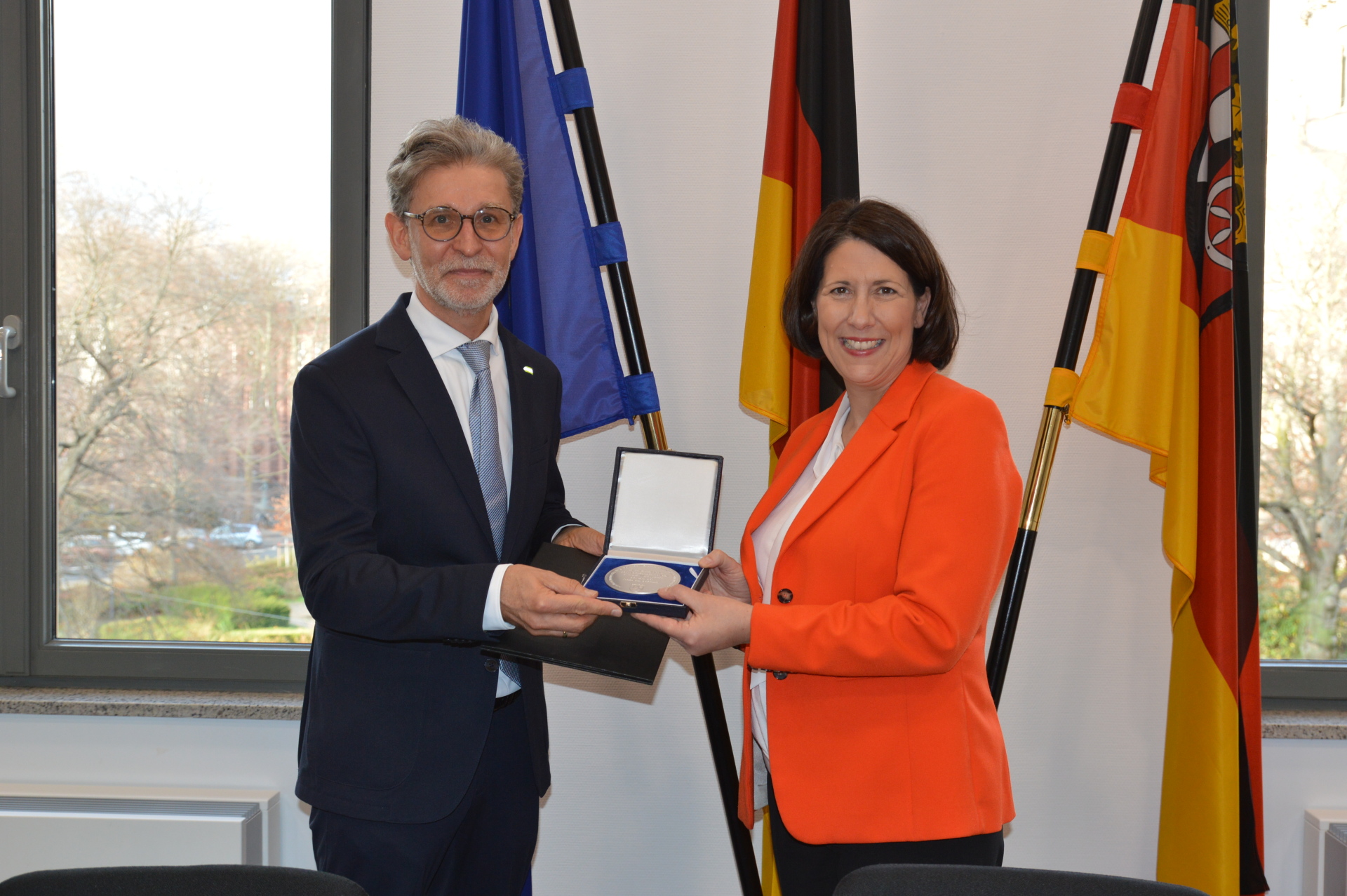 Wirtschaftsministerin Daniela Schmitt verleiht Wirtschaftsmedaille an Thilo Juchem