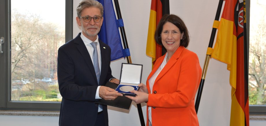 Wirtschaftsministerin Daniela Schmitt verleiht Wirtschaftsmedaille an Thilo Juchem