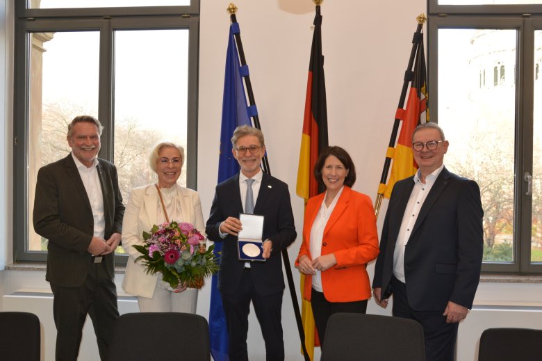 Wirtschaftsministerin Daniela Schmitt verleiht Wirtschaftsmedaille an Thilo Juchem Wirtschaftsministerin Daniela Schmitt verleiht Wirtschaftsmedaille an Thilo Juchem