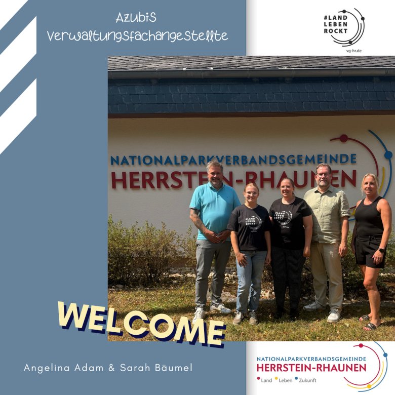 Fünf Personen stehen vor einem Gebäude mit der Aufschrift 'Nationalparkverbandsgemeinde Herrstein-Rhaunen' und lächeln in die Kamera Fünf Personen stehen vor einem Gebäude mit der Aufschrift 'Nationalparkverbandsgemeinde Herrstein-Rhaunen' und lächeln in die Kamera